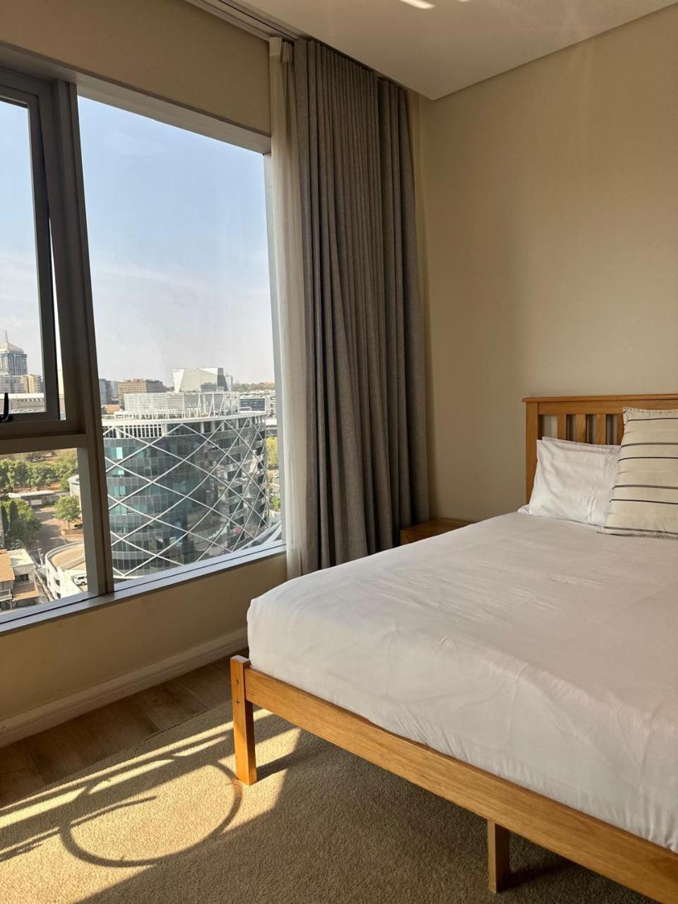 Apartment Spacious 2br Near Sandton -no Loadshedding Johannesburg
