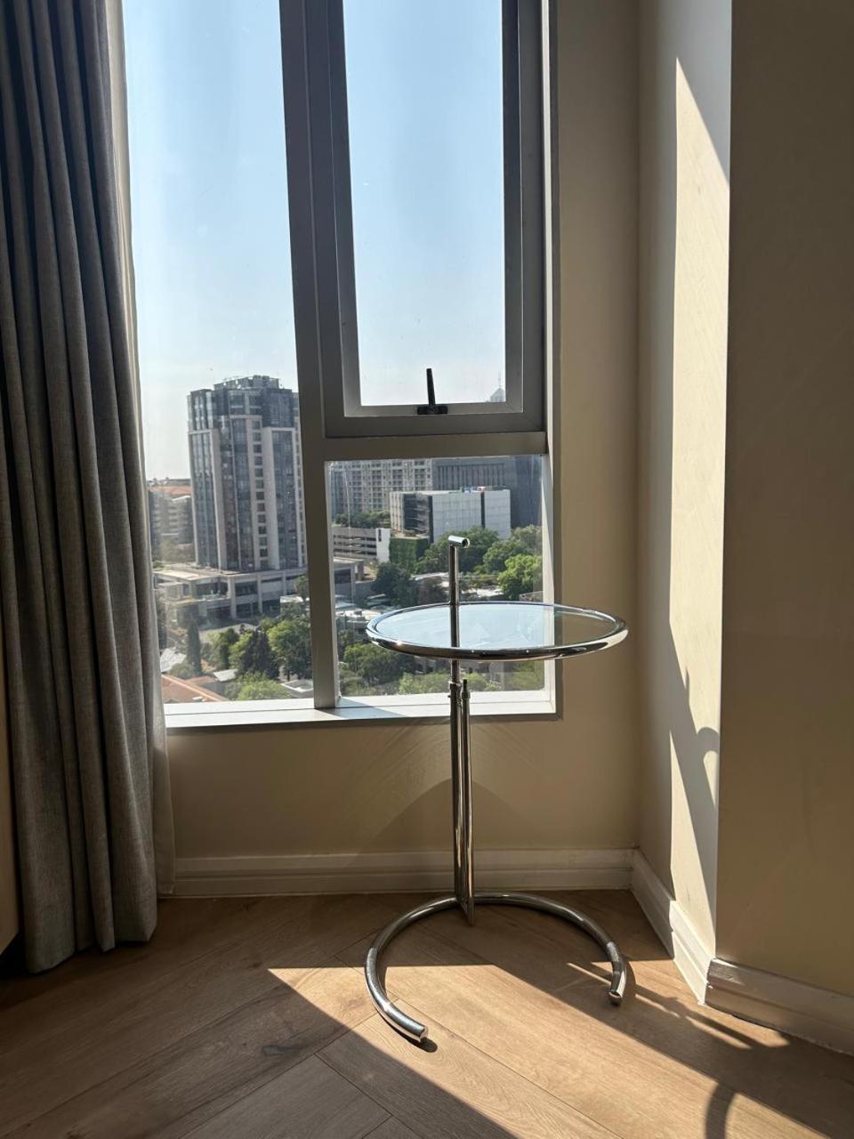 Spacious 2br Near Sandton -no Loadshedding * Johannesburg