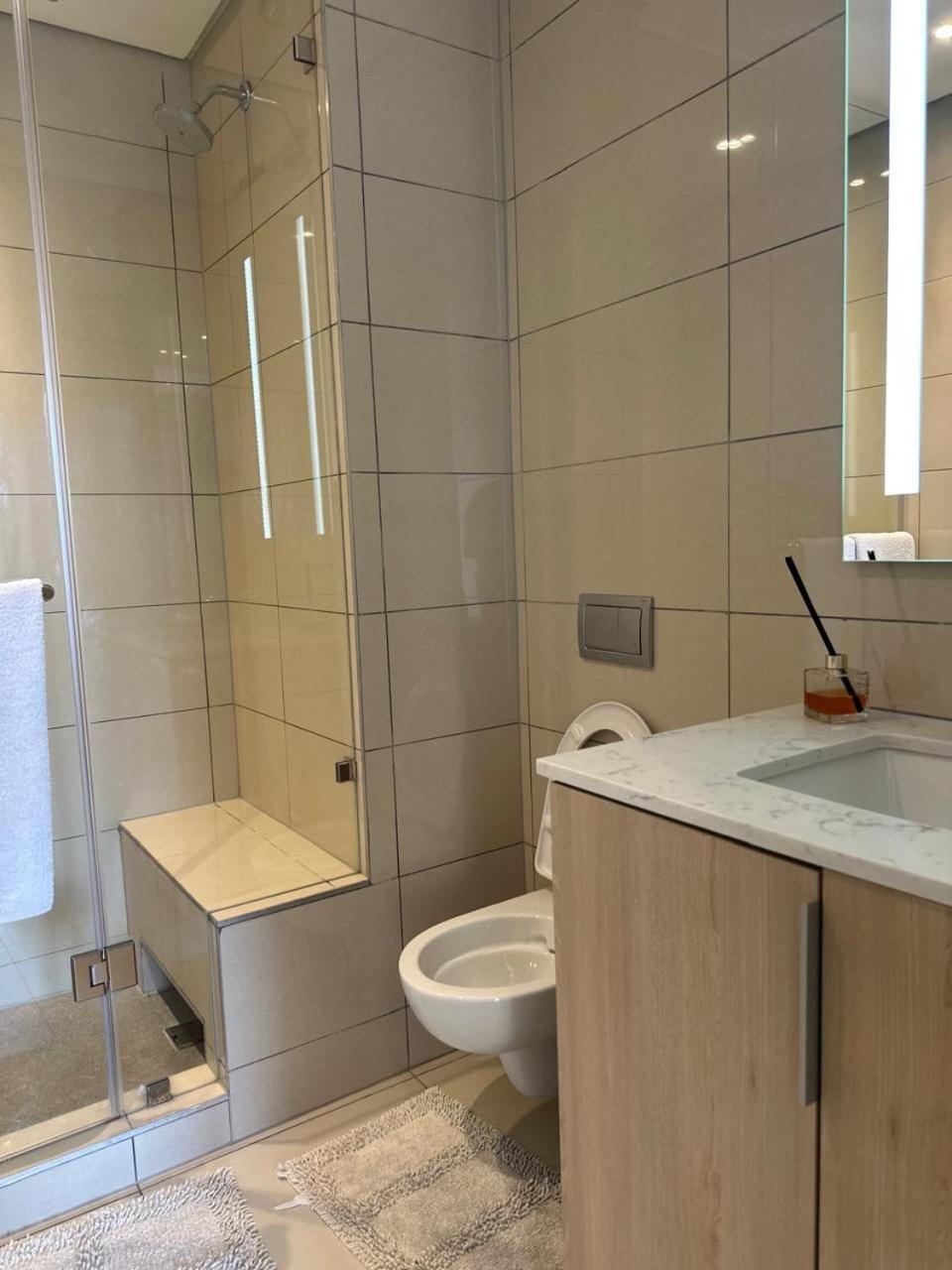 Spacious 2br Near Sandton -no Loadshedding Apartment Johannesburg