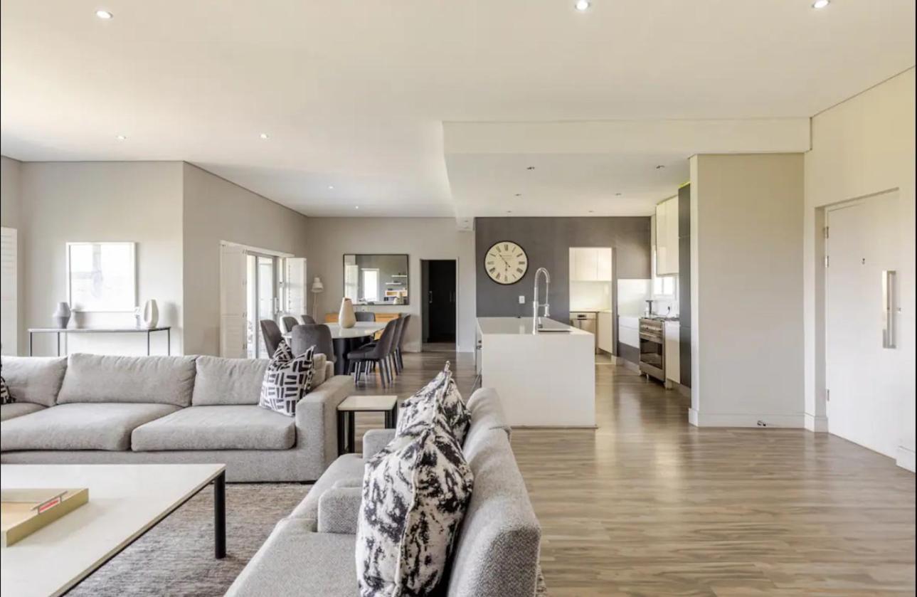 Experience The Of Sandton Luxury 3 Bedroom Penthouse With Spectacular Views *