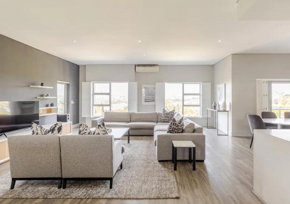 Experience The Of Sandton Luxury 3 Bedroom Penthouse With Spectacular Views *