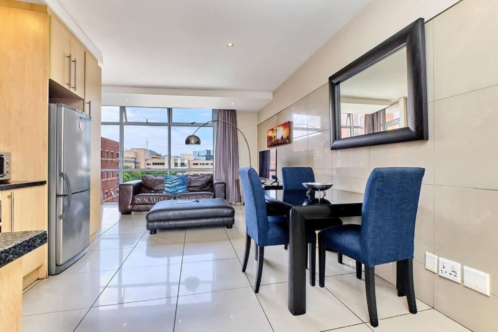 Apartamento Sandton Comfort At Hydro Joanesburgo