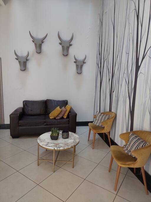 Chic Oasis In Vibrant Jozi Bdc Apartment *