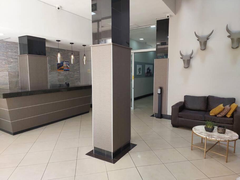 Apartment Chic Oasis In Vibrant Jozi Bdc *
