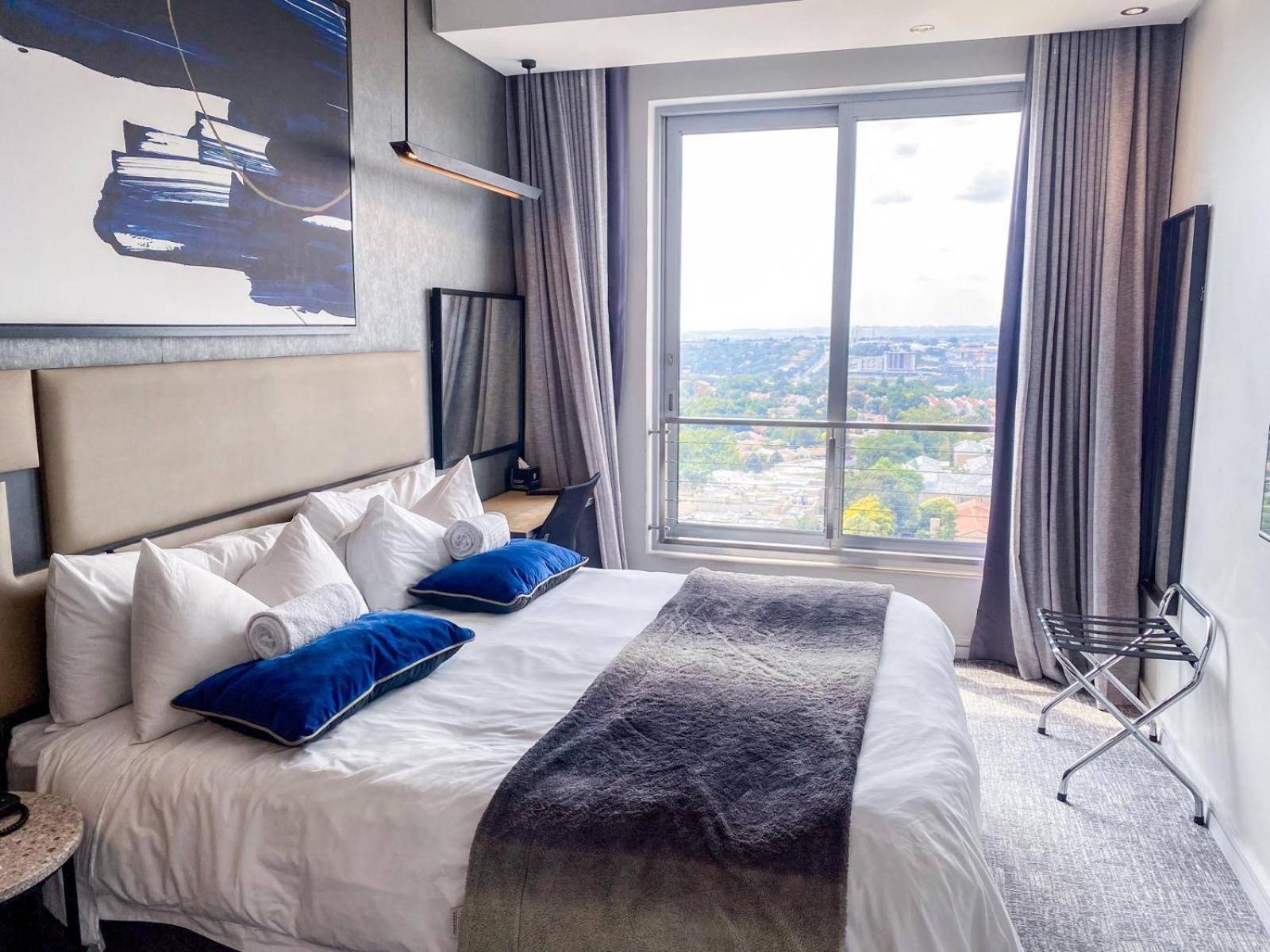 Apartment Sandtoncity-apartment-sleeps2-pool-parking *