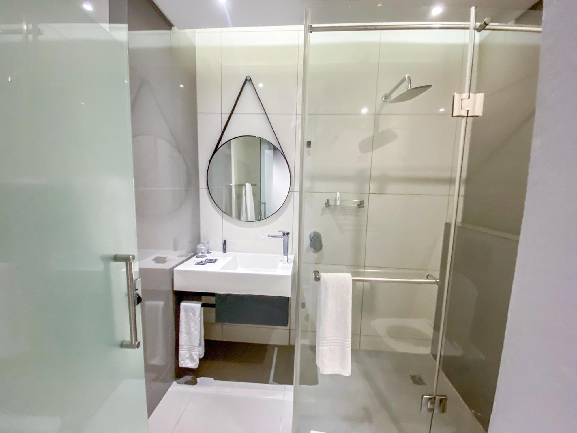 Sandtoncity-apartment-sleeps2-pool-parking * Johannesburg
