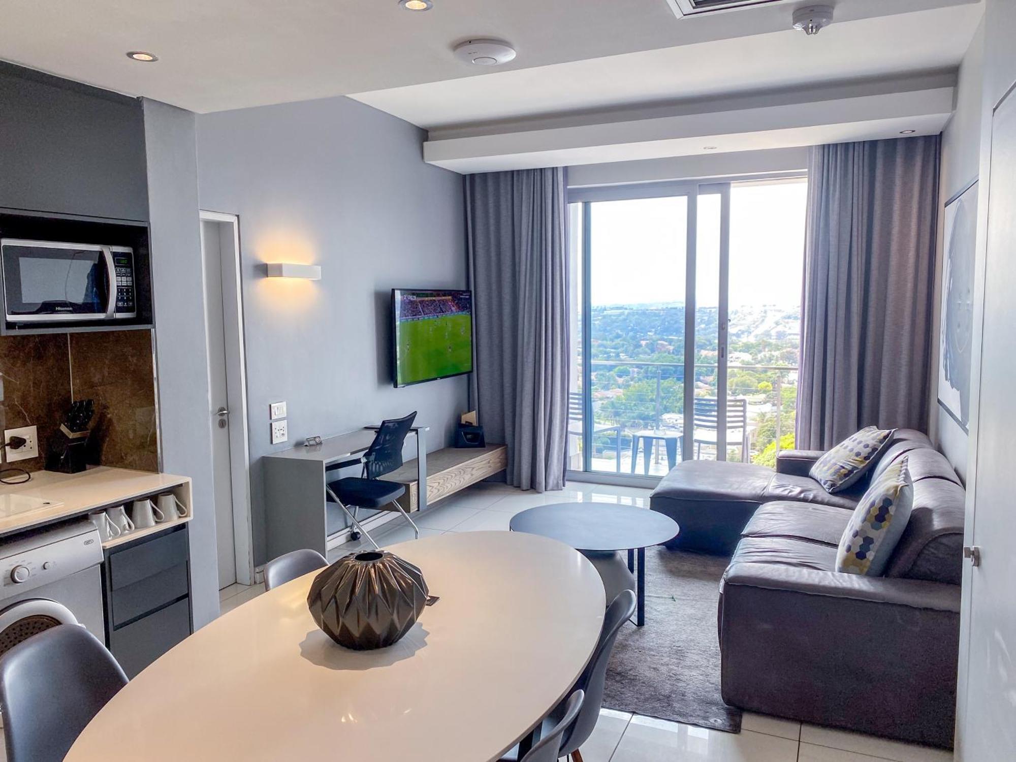 Sandtoncity-apartment-sleeps2-pool-parking