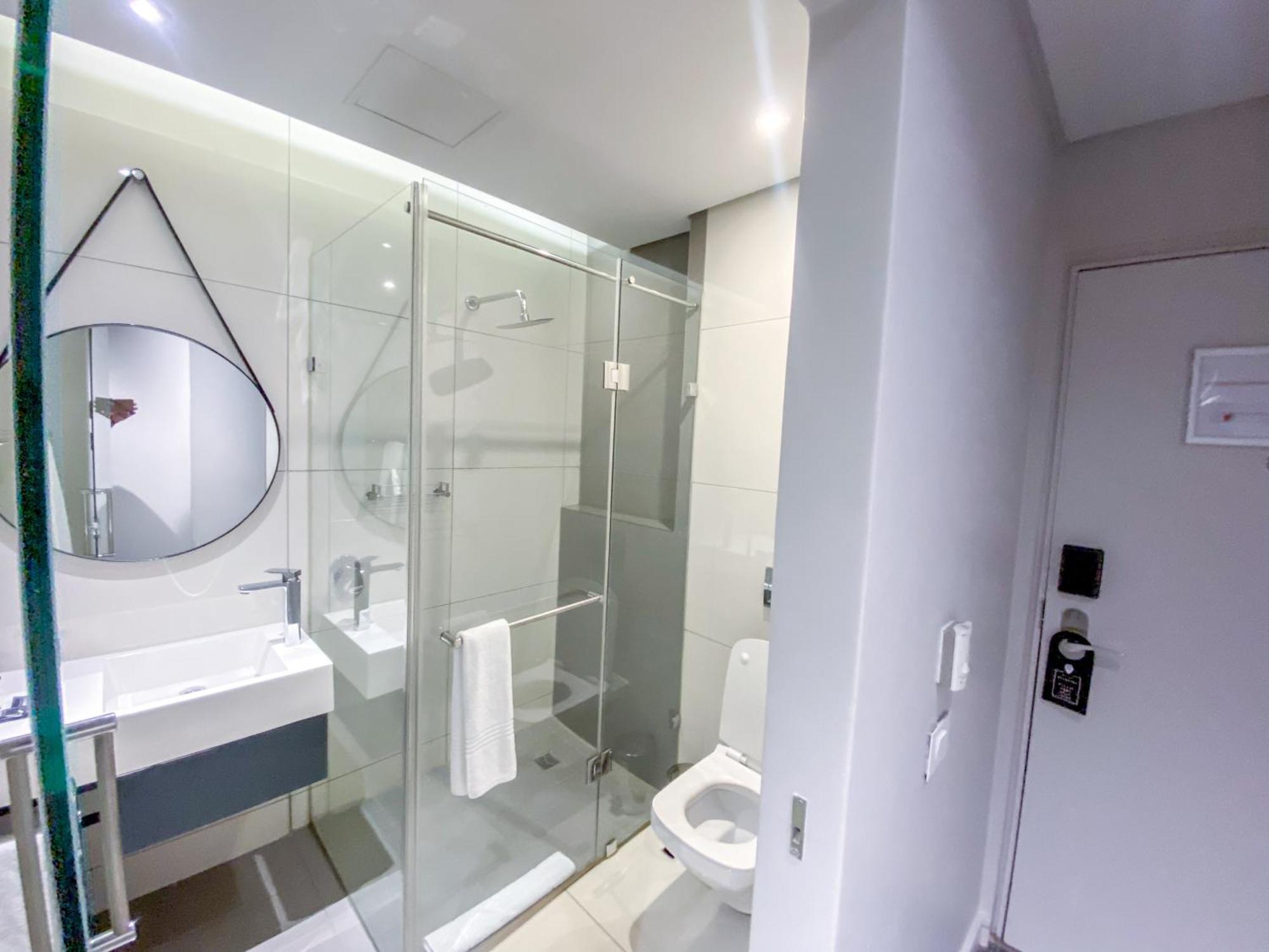 Sandtoncity-apartment-sleeps2-pool-parking Johannesburg
