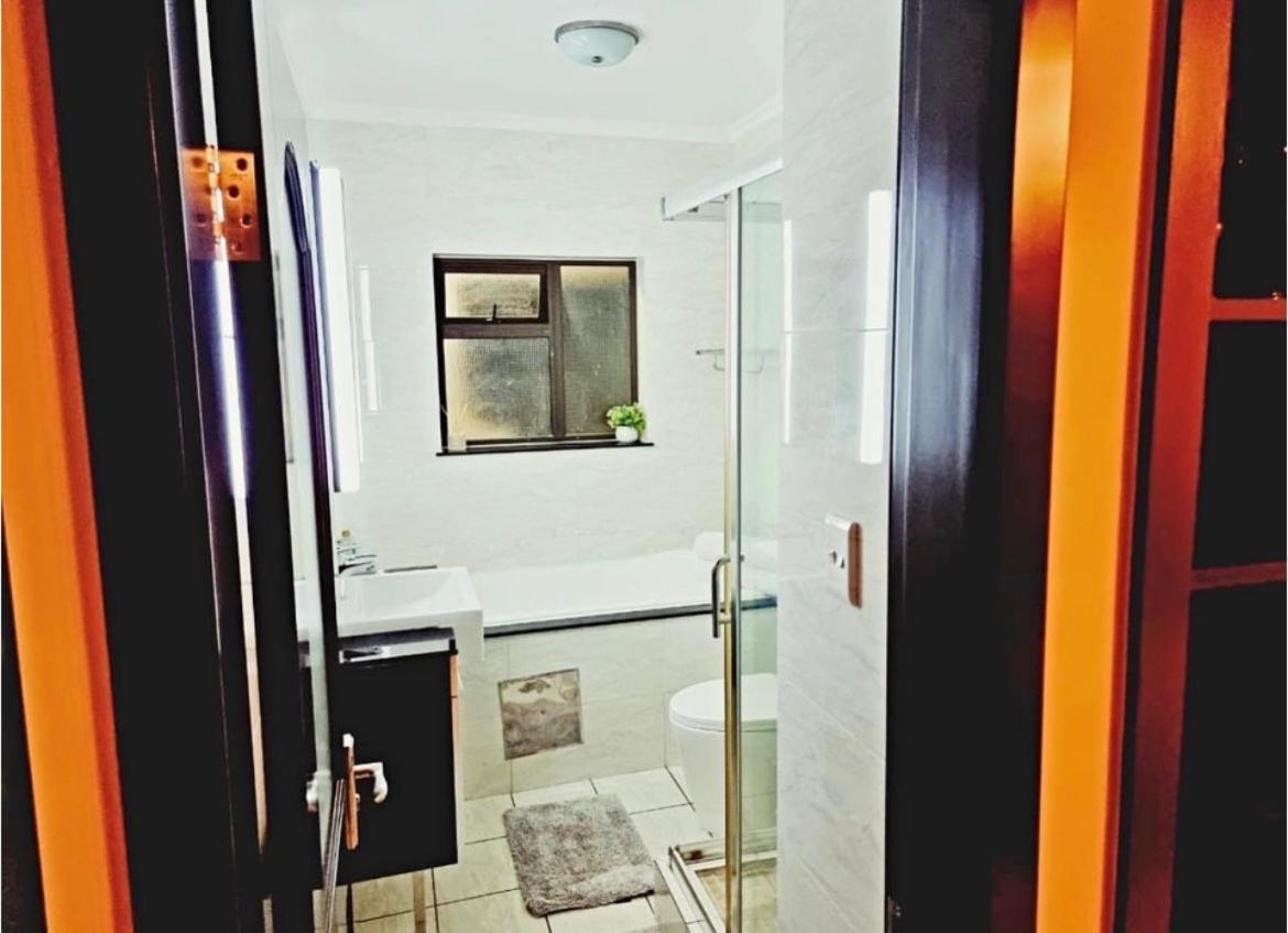 Cozy Two Bedroom Oasis In The Heart Of Fourways Sandton
