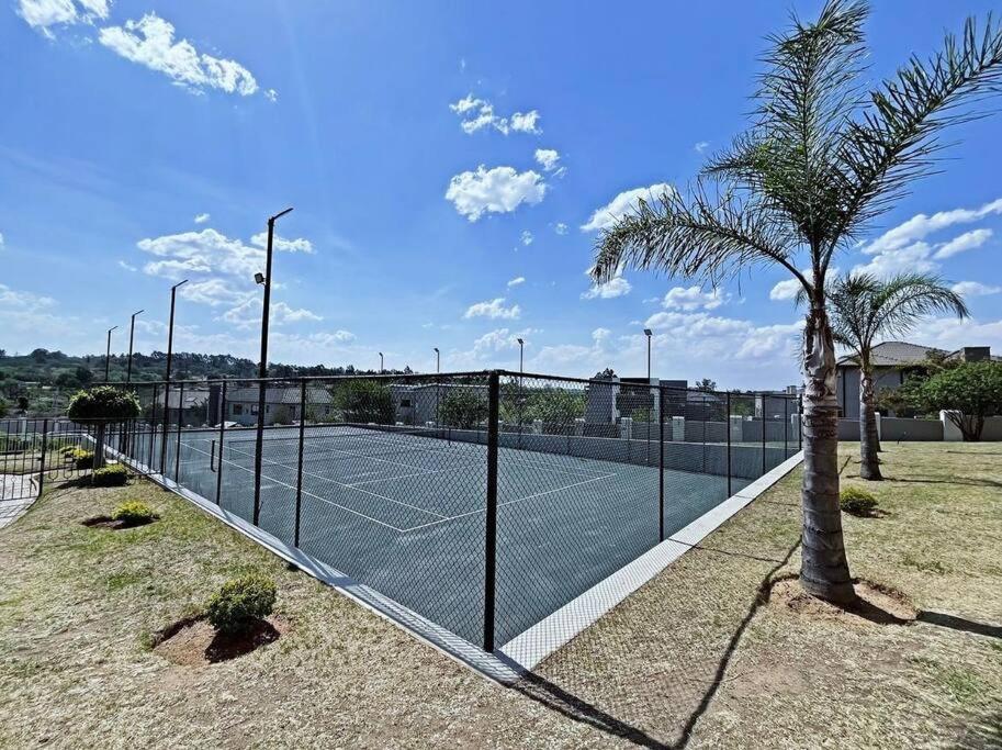 Cozy Two Bedroom Oasis In The Heart Of Fourways Sandton *