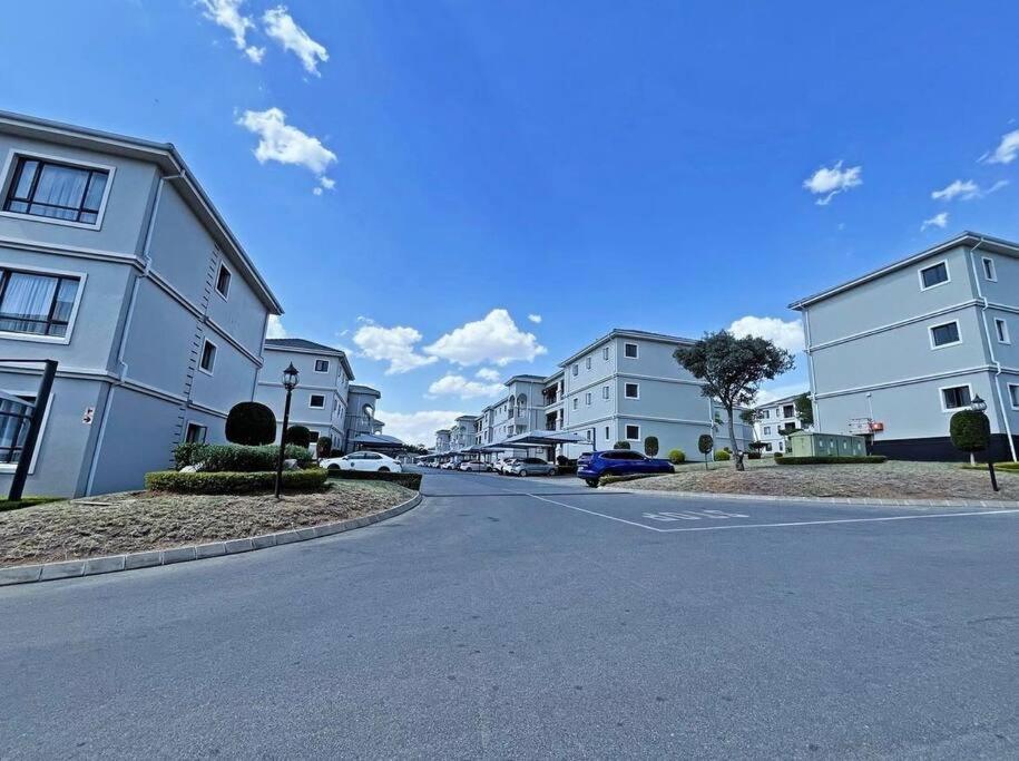 Cozy Two Bedroom Oasis In The Heart Of Fourways Sandton Johannesburg
