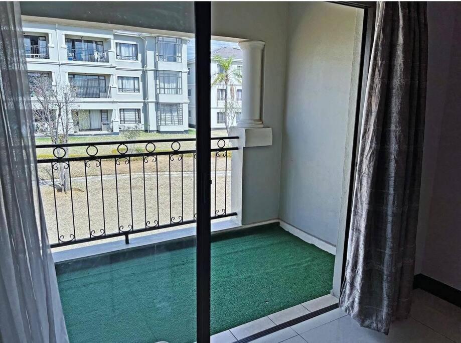 Apartment Cozy Two Bedroom Oasis In The Heart Of Fourways Sandton *