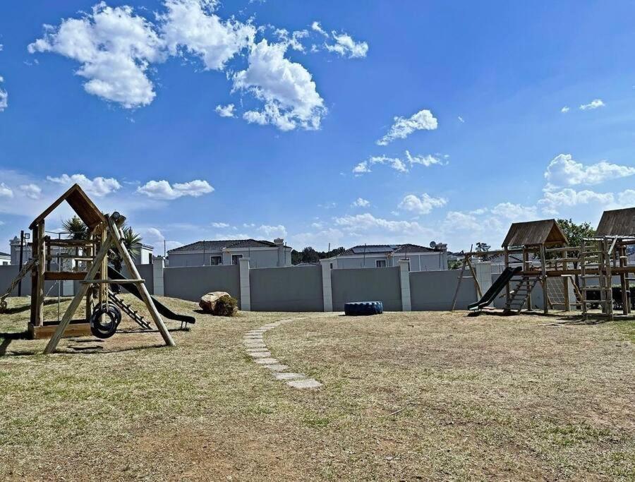Cozy Two Bedroom Oasis In The Heart Of Fourways Sandton Johannesburg