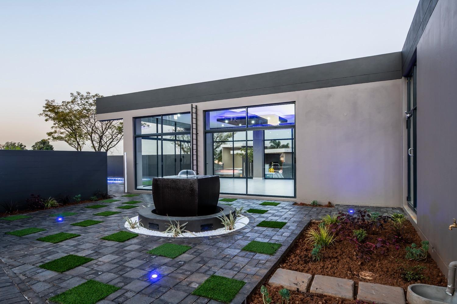Modern 3 Bedroom Apartment *