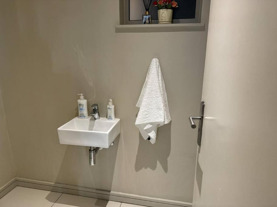 Peaceful Rosebank Gem! Apartment Johannesburg