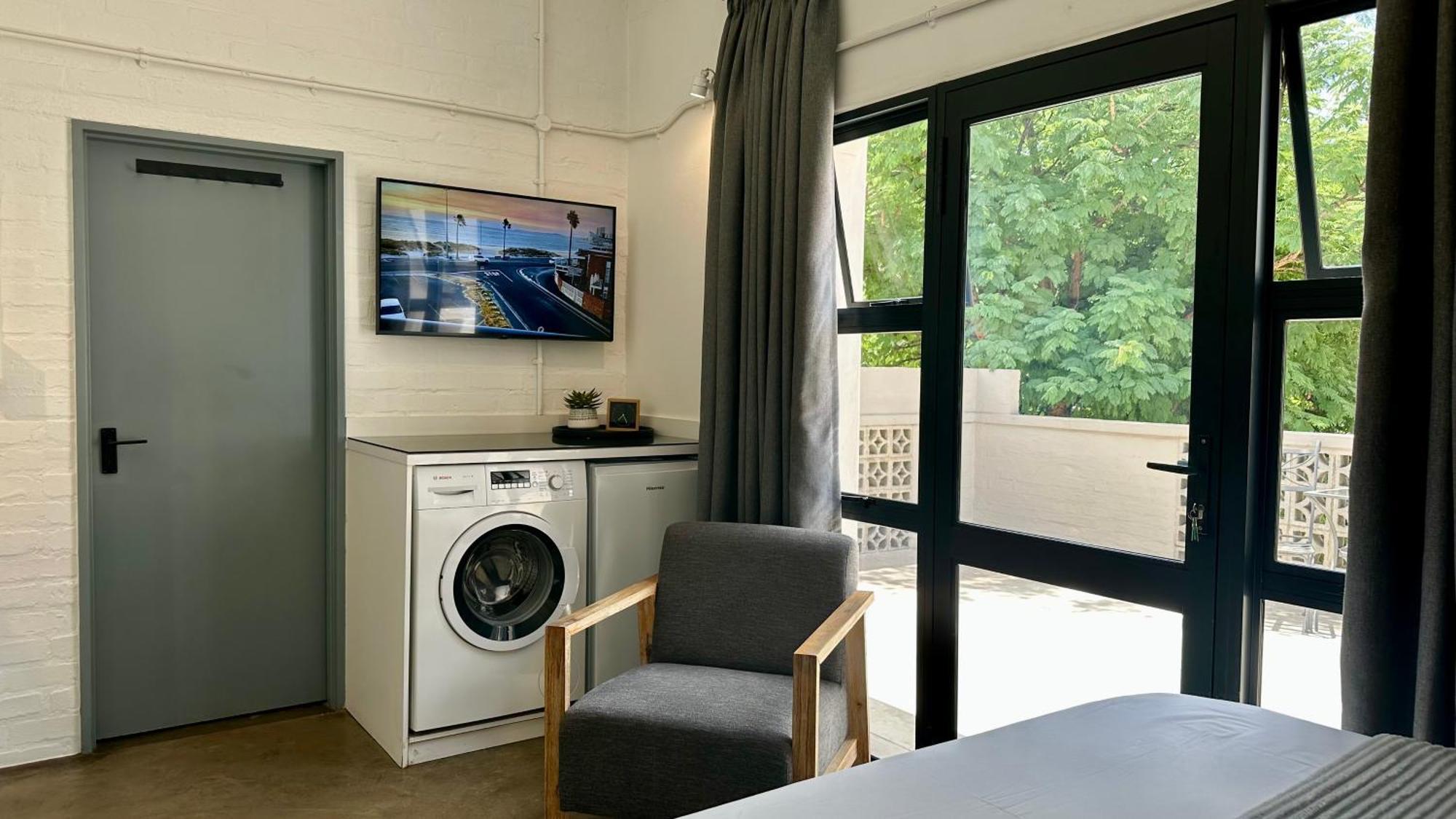 Living 119 - Fibre Wifi, Washing Machine & Sunny Balcony *