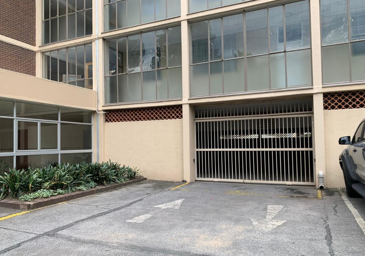 Luxurious 3-bedroom Sandton Retreat At 7 Alice Lane Apartment