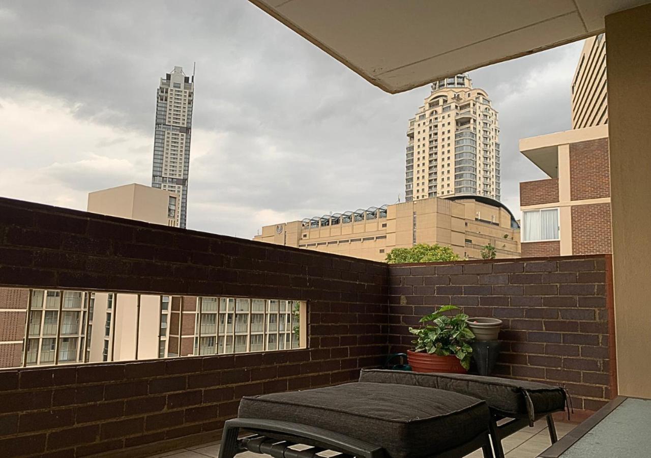 Apartment Luxurious 3-bedroom Sandton Retreat At 7 Alice Lane