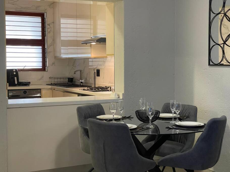 3 Bedroom In Sandton Apartamento *