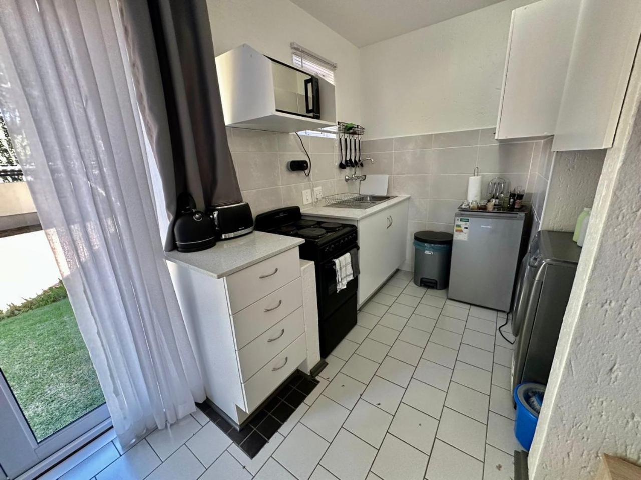 One Bed Unit Nestled In The Prime Of Sandton - 2139 Joanesburgo