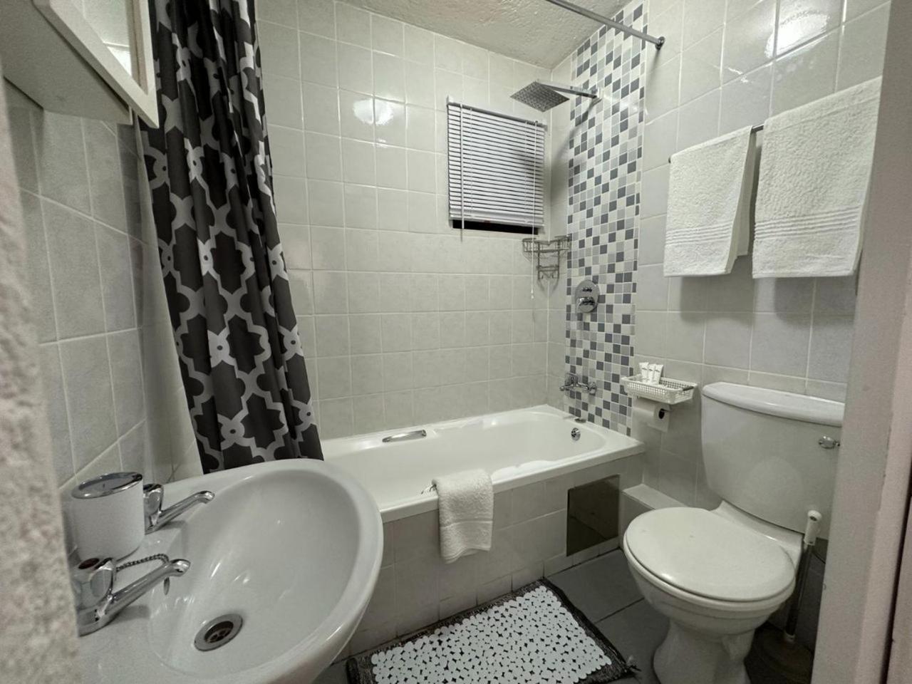 One Bed Unit Nestled In The Prime Of Sandton - 2139 Joanesburgo