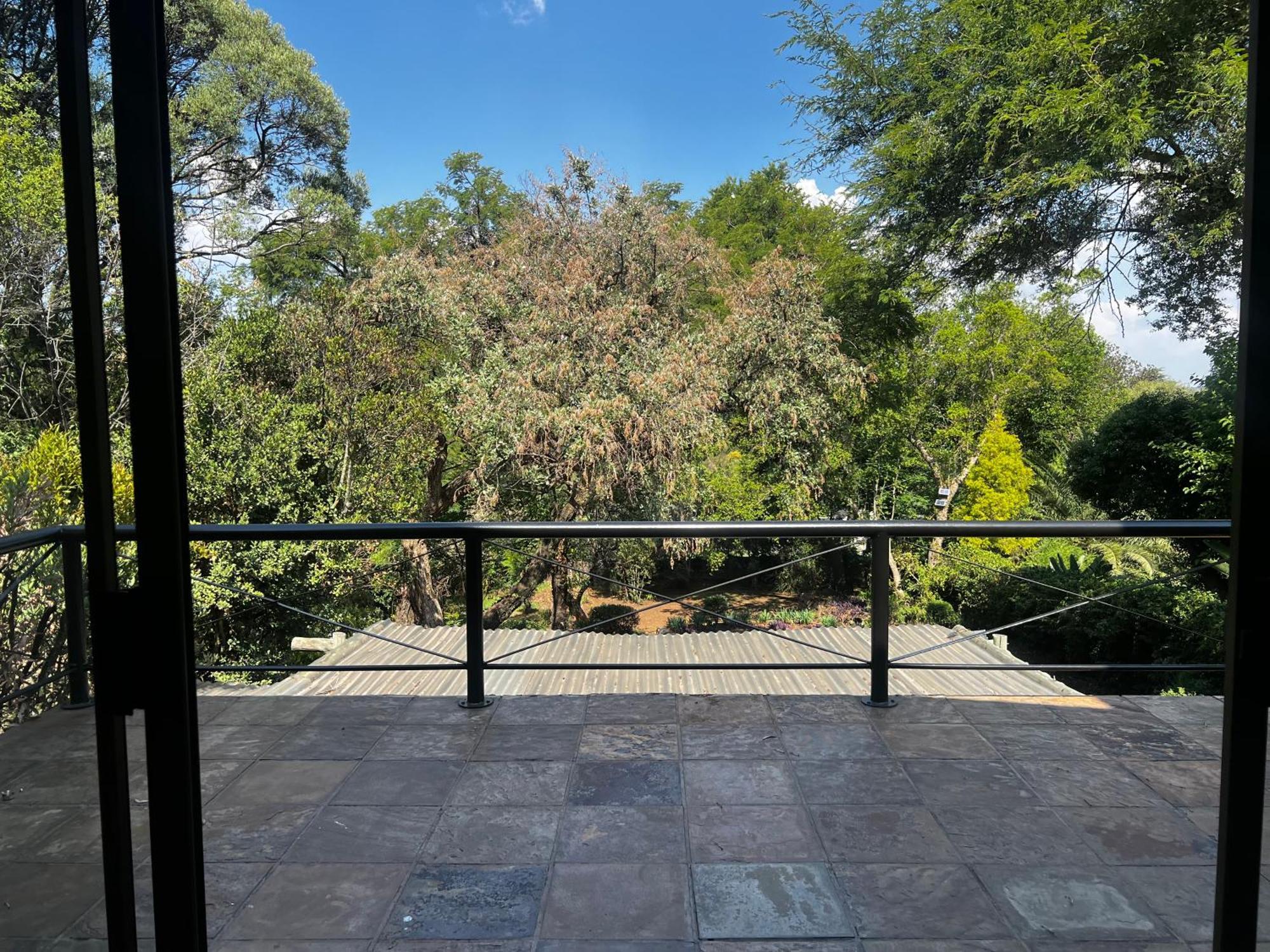 Bryanston Luxurious 5-bed Villa