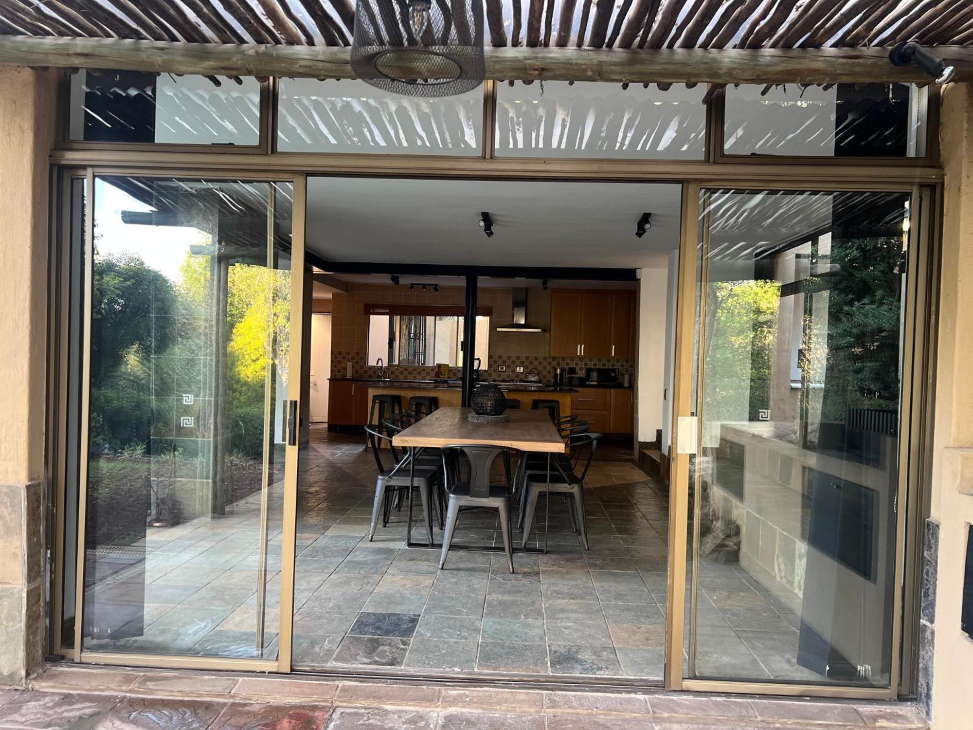 Bryanston Luxurious 5-bed Villa