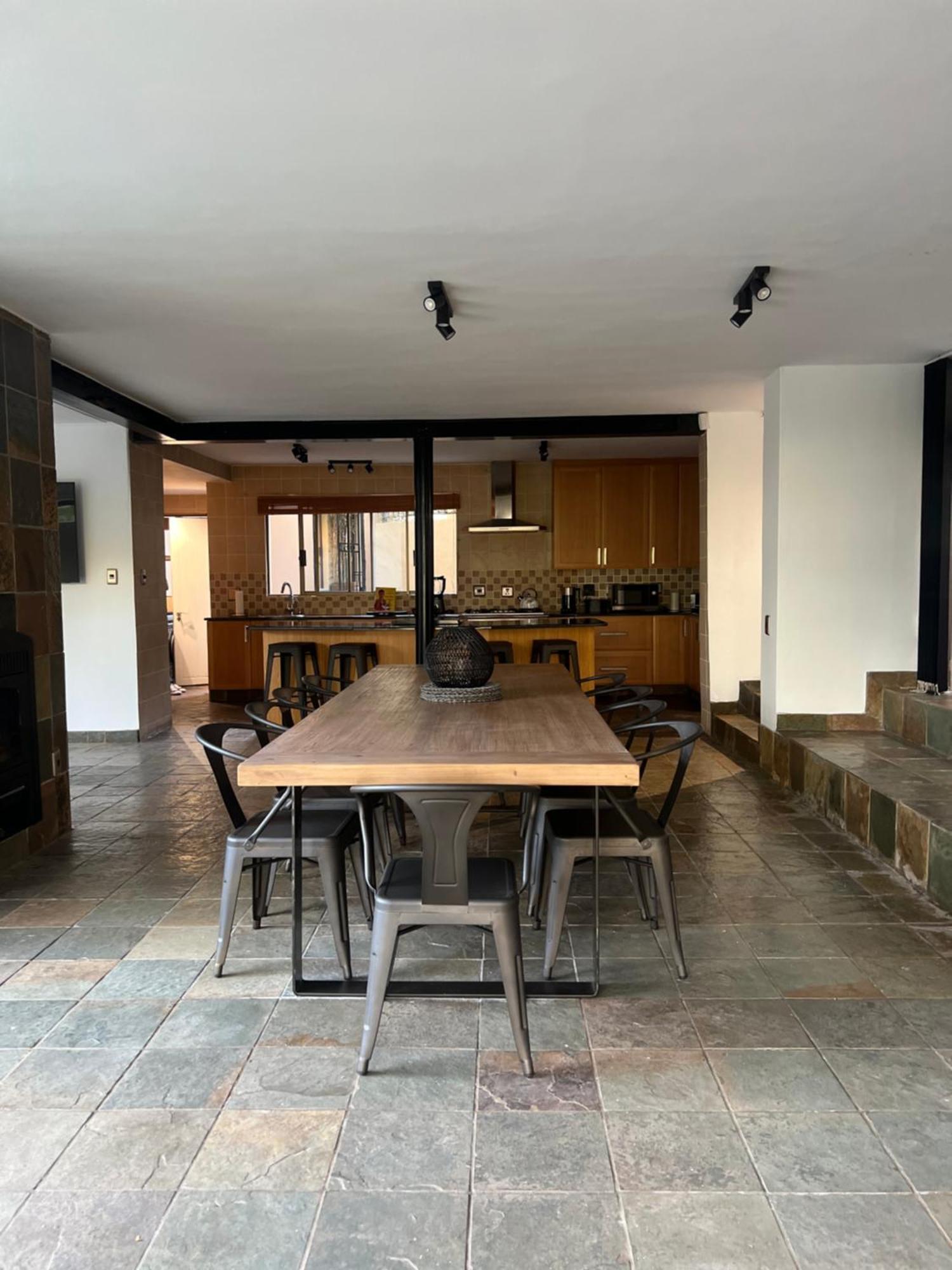 Bryanston Luxurious 5-bed
