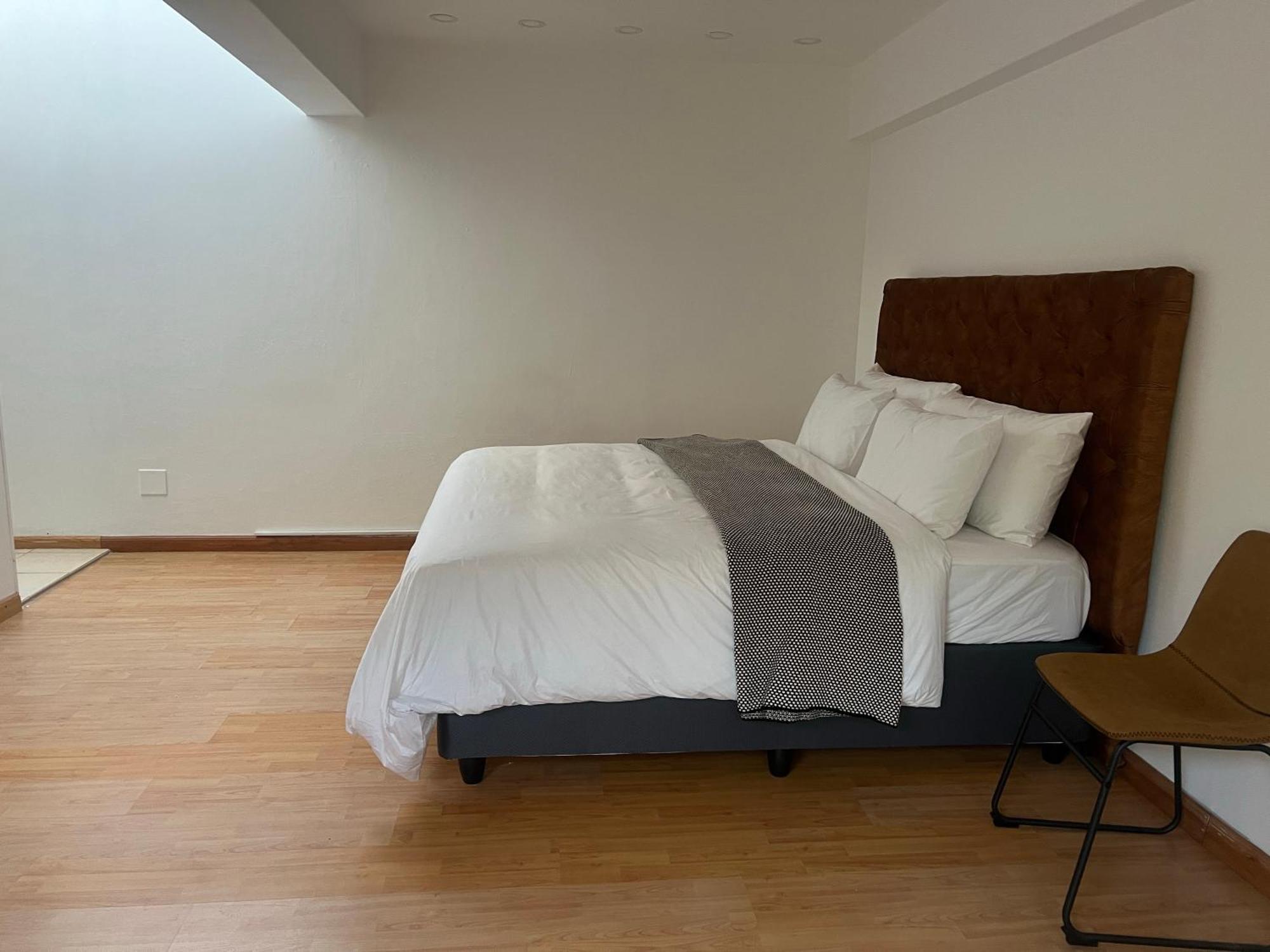 Bryanston Luxurious 5-bed *
