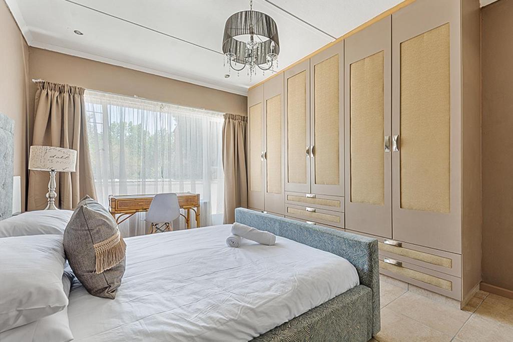 Cozy Escape In Windsor West Johannesburg