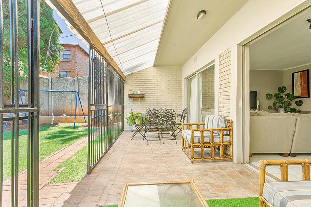 Cozy Escape In Windsor West Holiday home