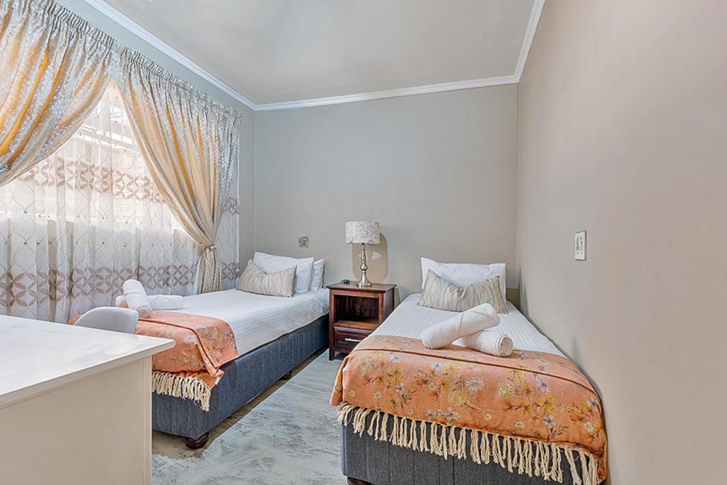Cozy Escape In Windsor West * Johannesburg