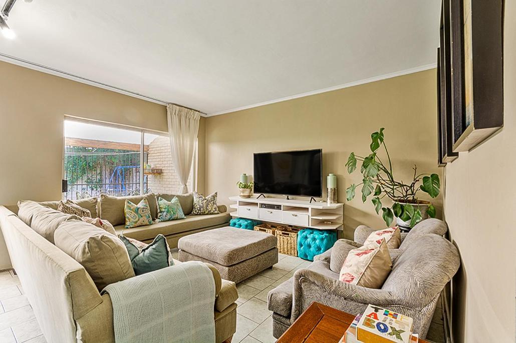Cozy Escape In Windsor West Holiday home