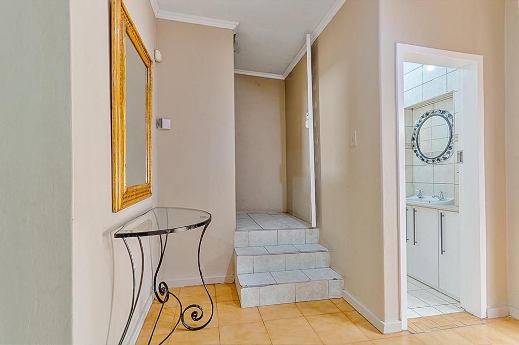 Cozy Escape In Windsor West * Johannesburg