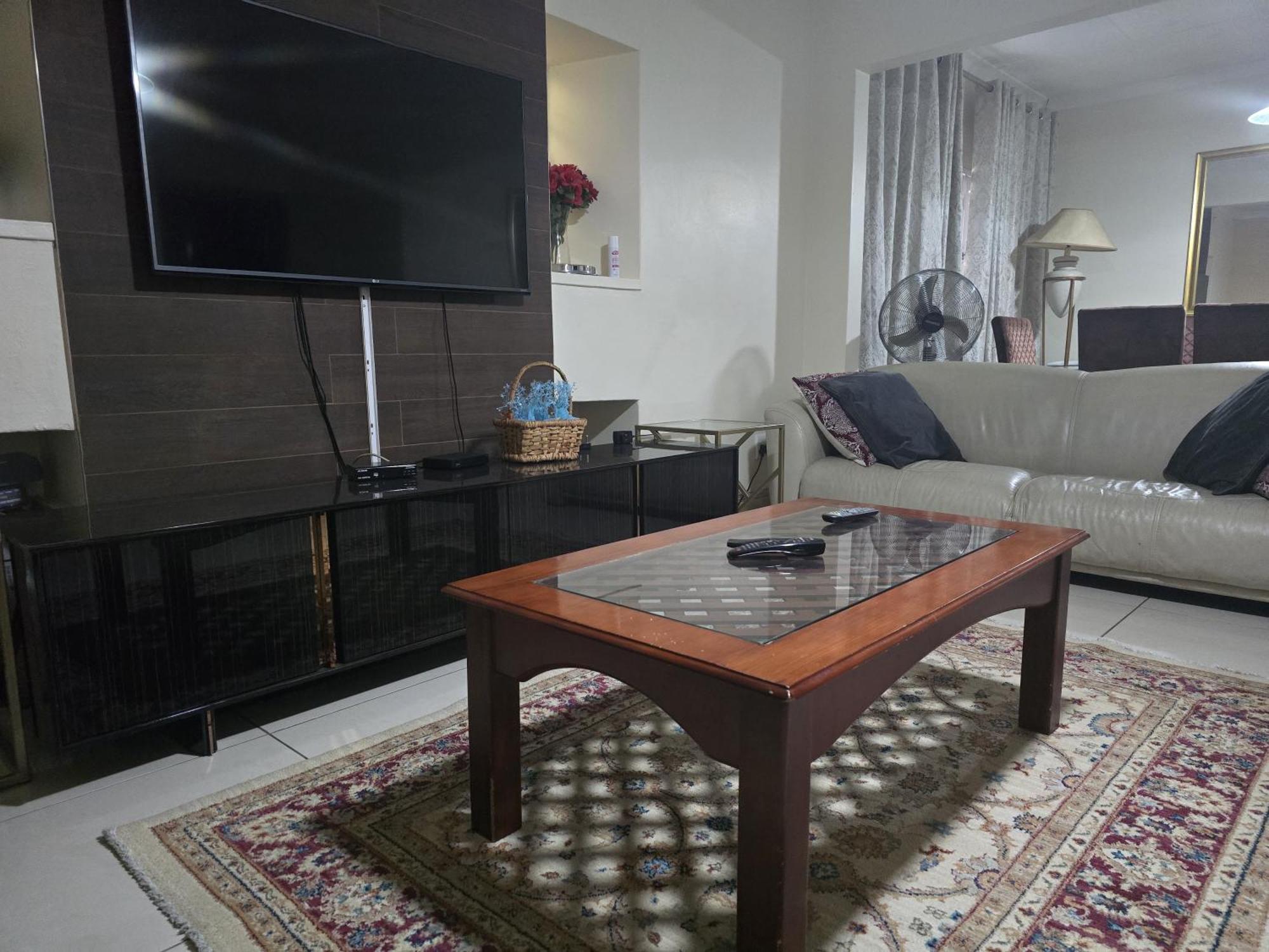 4 Bedroom House In Glenhazel For Family, Friends And Leisure *