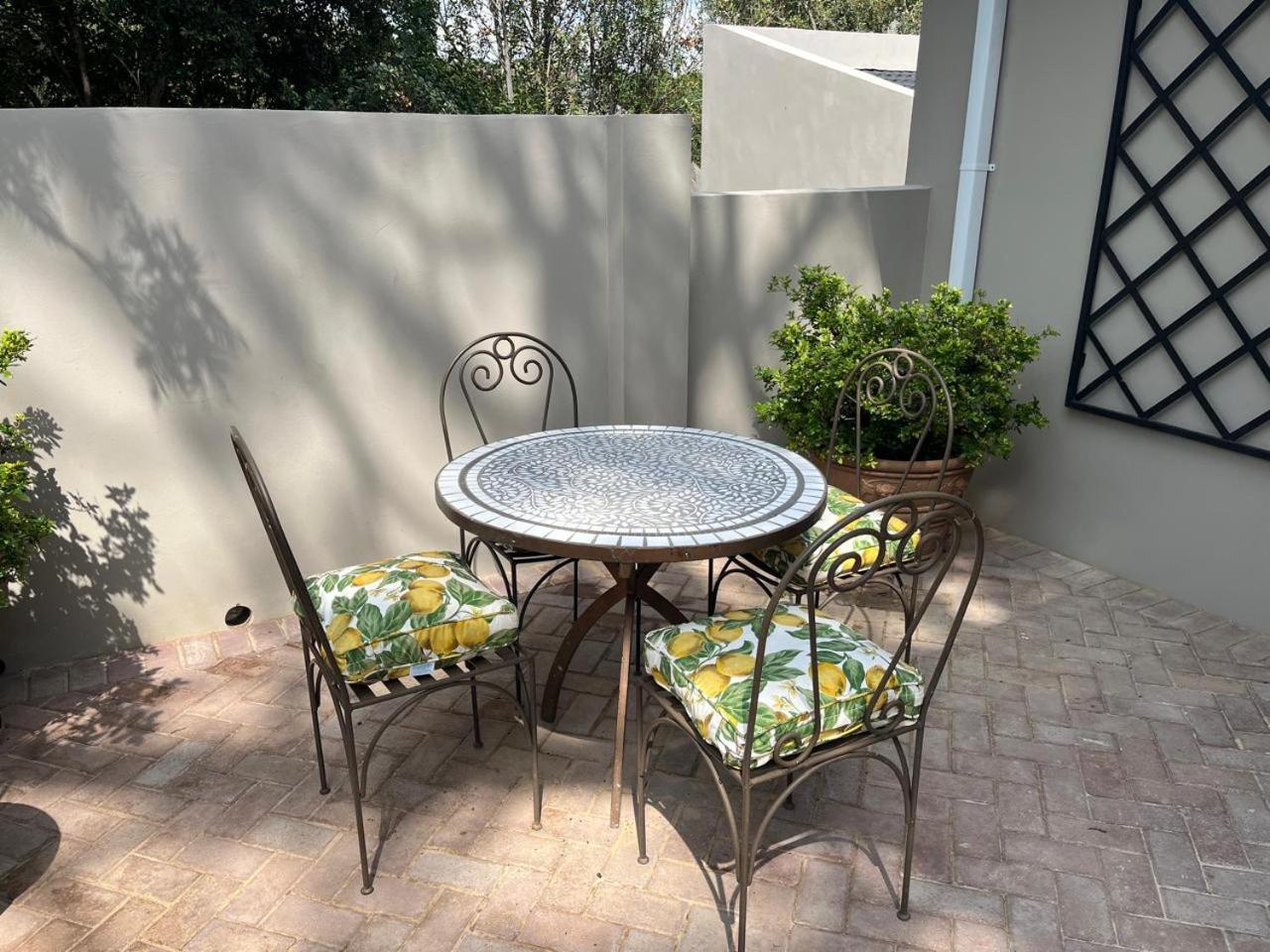 Guest In Leafy Morningside * Johannesburg