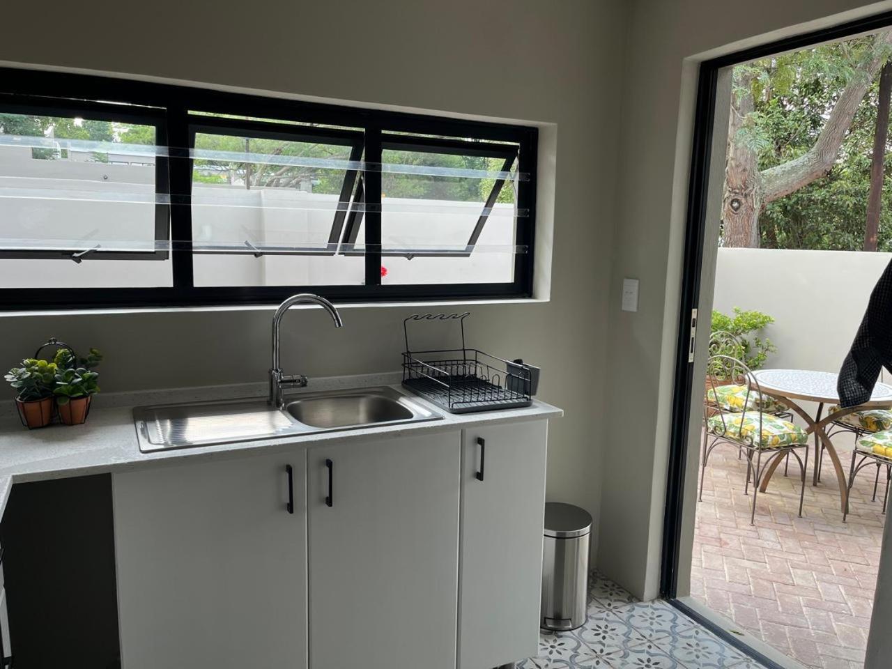 Guest In Leafy Morningside * Johannesburg