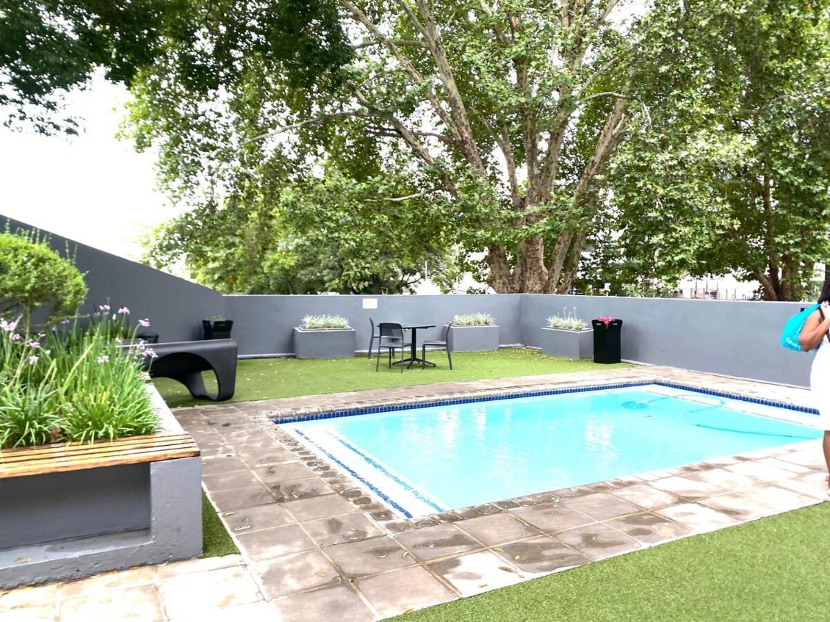 Ojay In Rosebank Apartment *