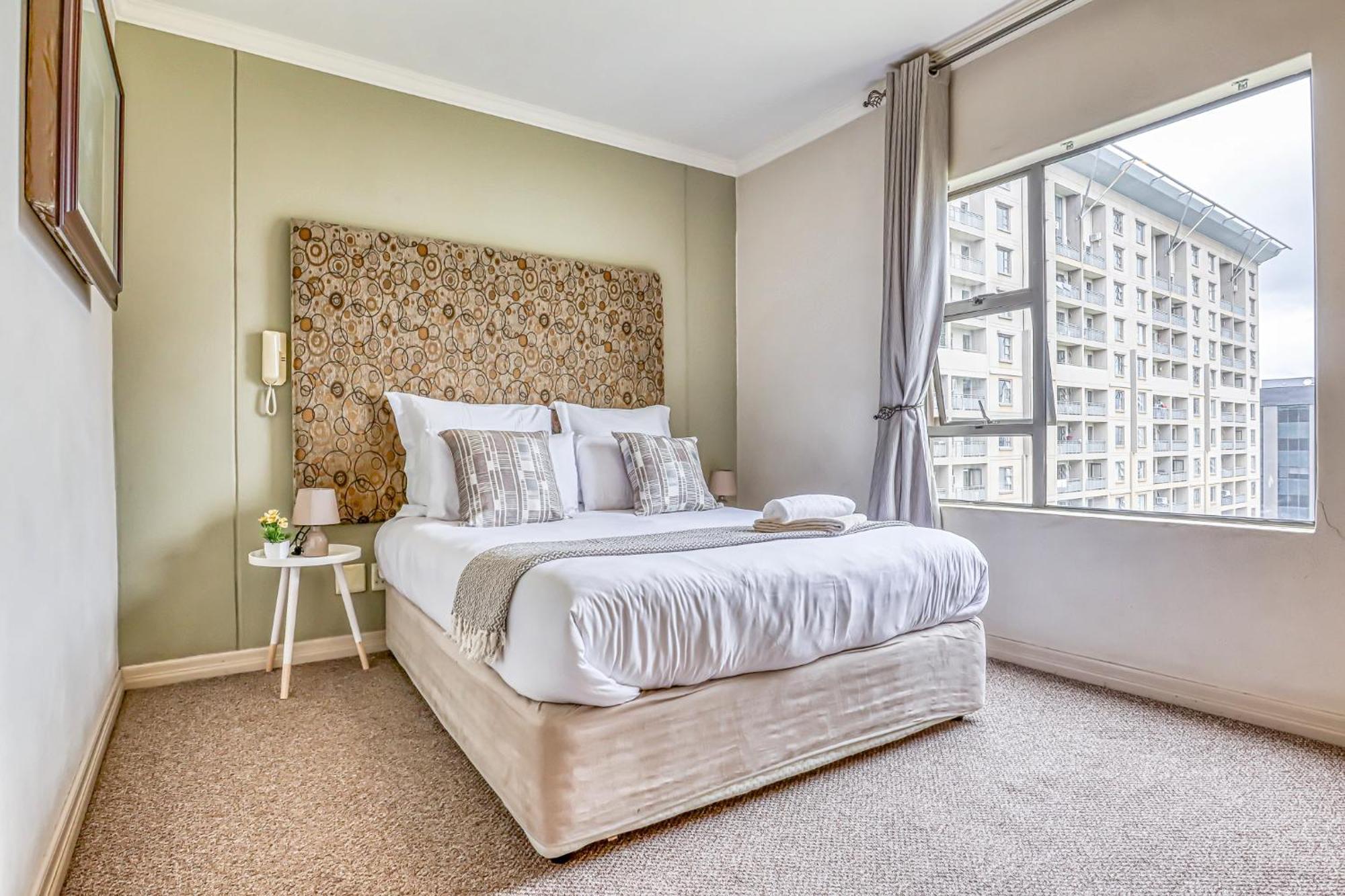 An Elegant 2-bedroom In Sandton *