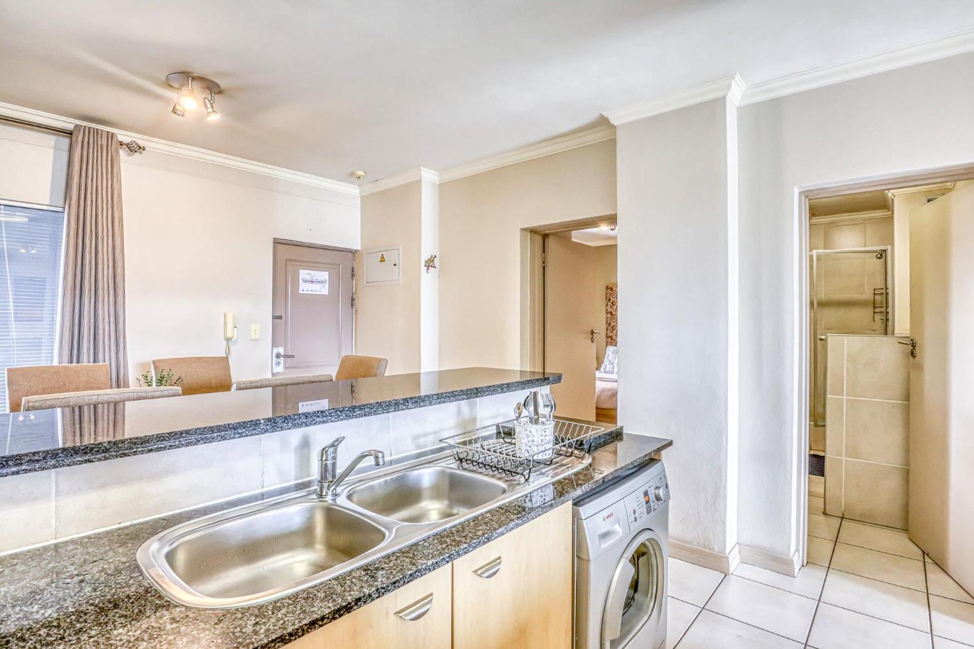 An Elegant 2-bedroom In Sandton Apartment *