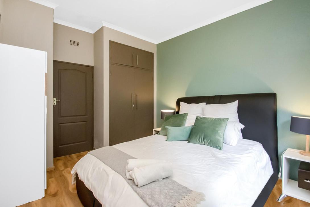 Sandton Guesthouse, Husky Rescue, No Parties Allowed Guest house
