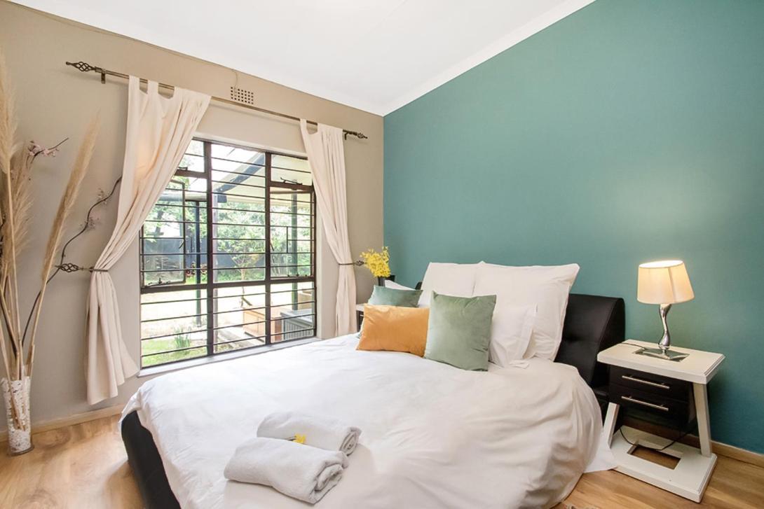 Guest house Sandton Guesthouse, Husky Rescue, No Parties Allowed *