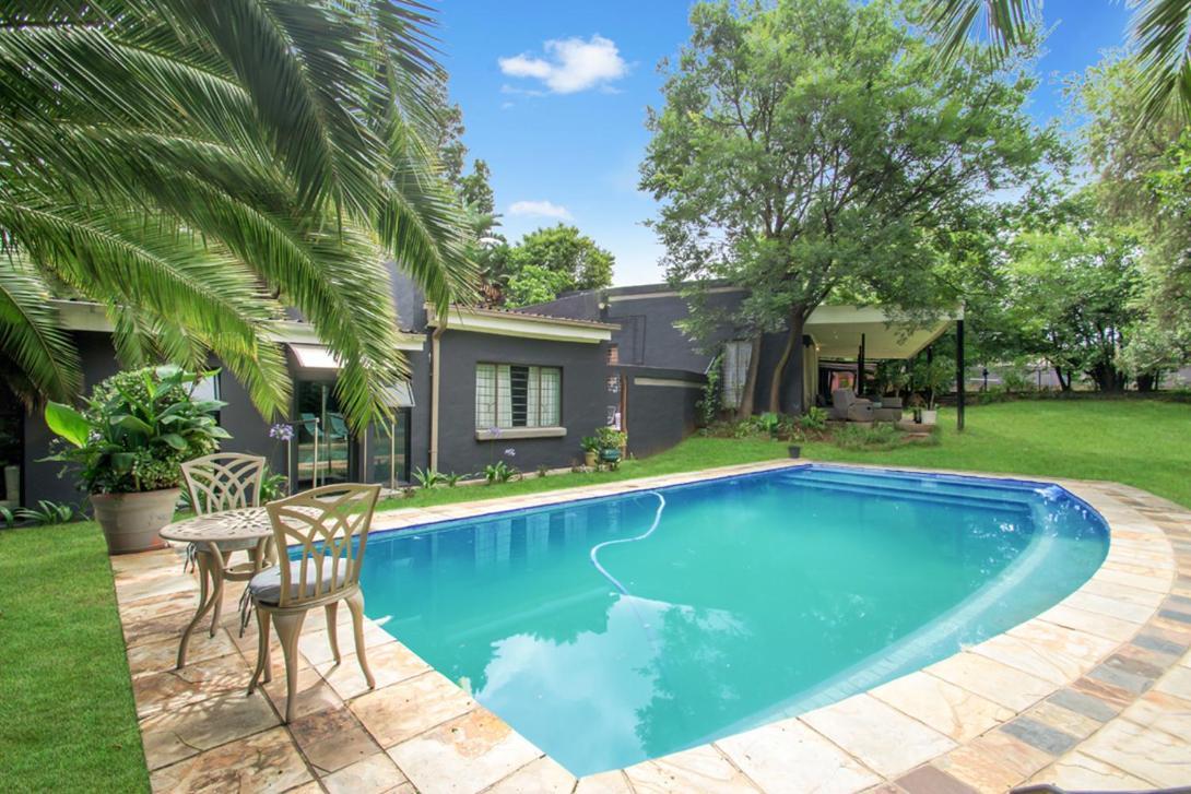 Guest house Sandton Guesthouse, Husky Rescue, No Parties Allowed