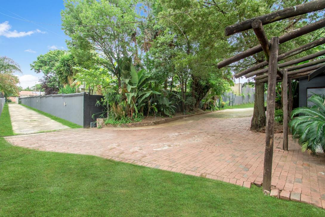Guest house Sandton Guesthouse, Husky Rescue, No Parties Allowed