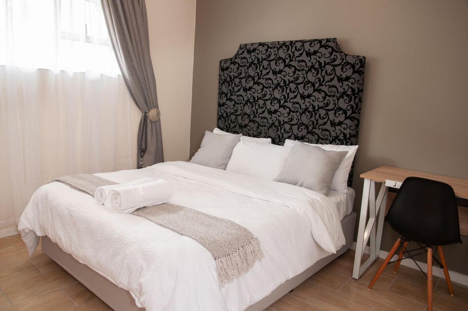 Luxury In Sandton Apartment *