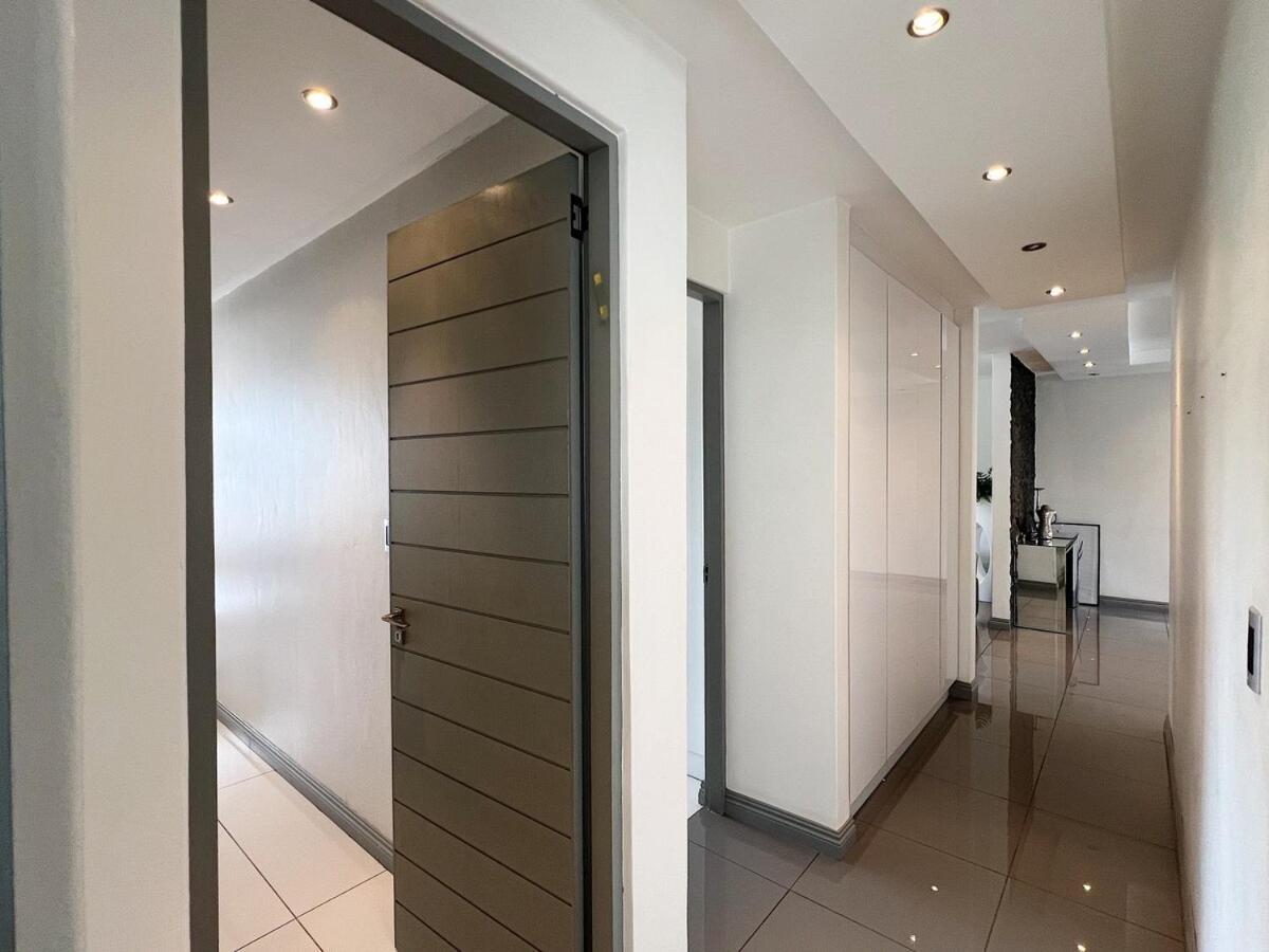 3 Bedroom Luxury Sandton Apartment *