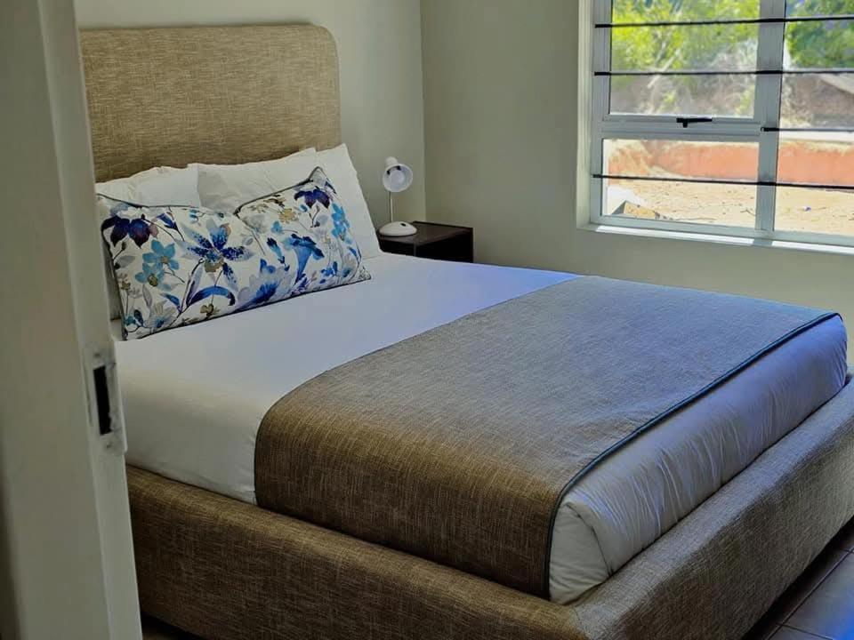 Lanina Exec 2 Bed Apartment Johannesburg
