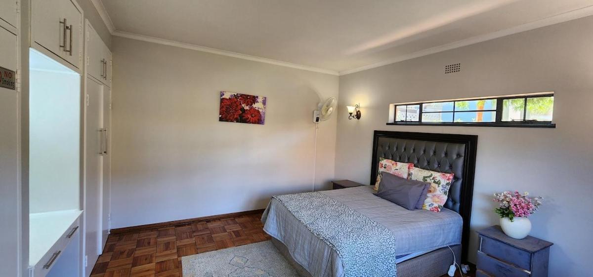 Leafy In The Heart Of Linden With Pool Casa de férias Joanesburgo