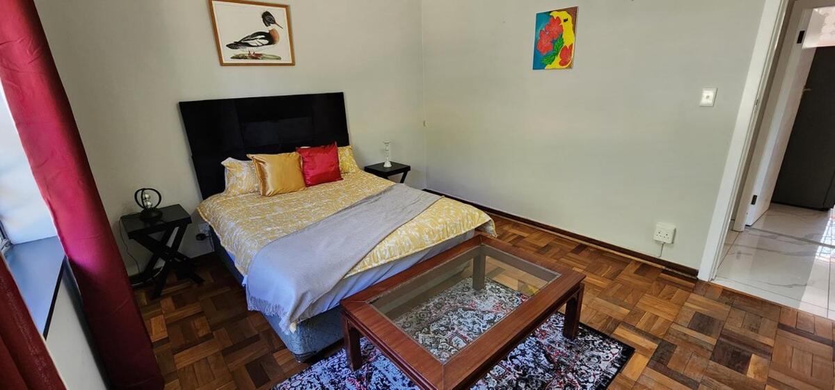 Casa de férias Leafy In The Heart Of Linden With Pool Joanesburgo