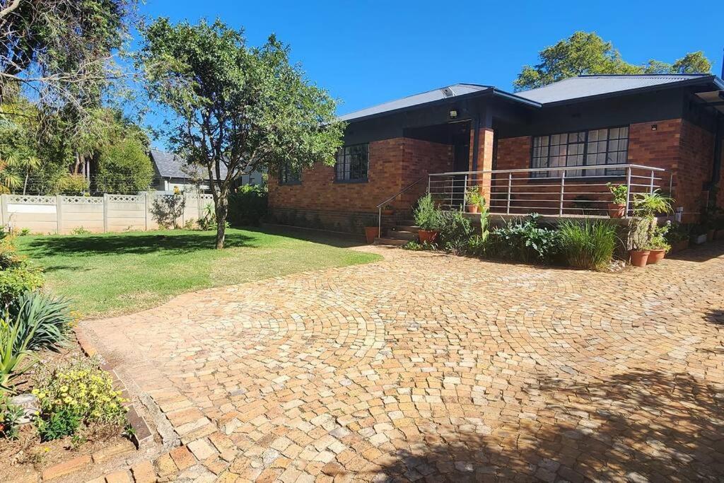 Leafy In The Heart Of Linden With Pool *